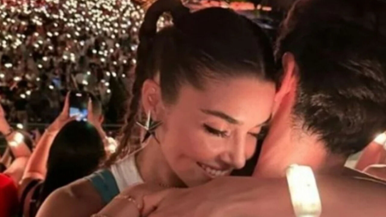Hande Erçel, New York’ta mağazanın altını üstüne getirdi! Görenler şaşkına döndü Hande Erçel, New York’ta mağazanın altını üstüne getirdi! Görenler şaşkına döndü - 1. Resim