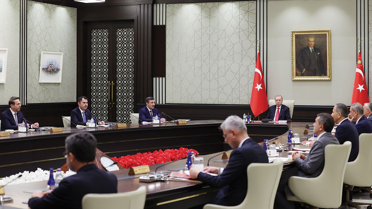 Kabine toplantısında gündem ekonomi ve teröre peş peşe darbe - 1. Resim
