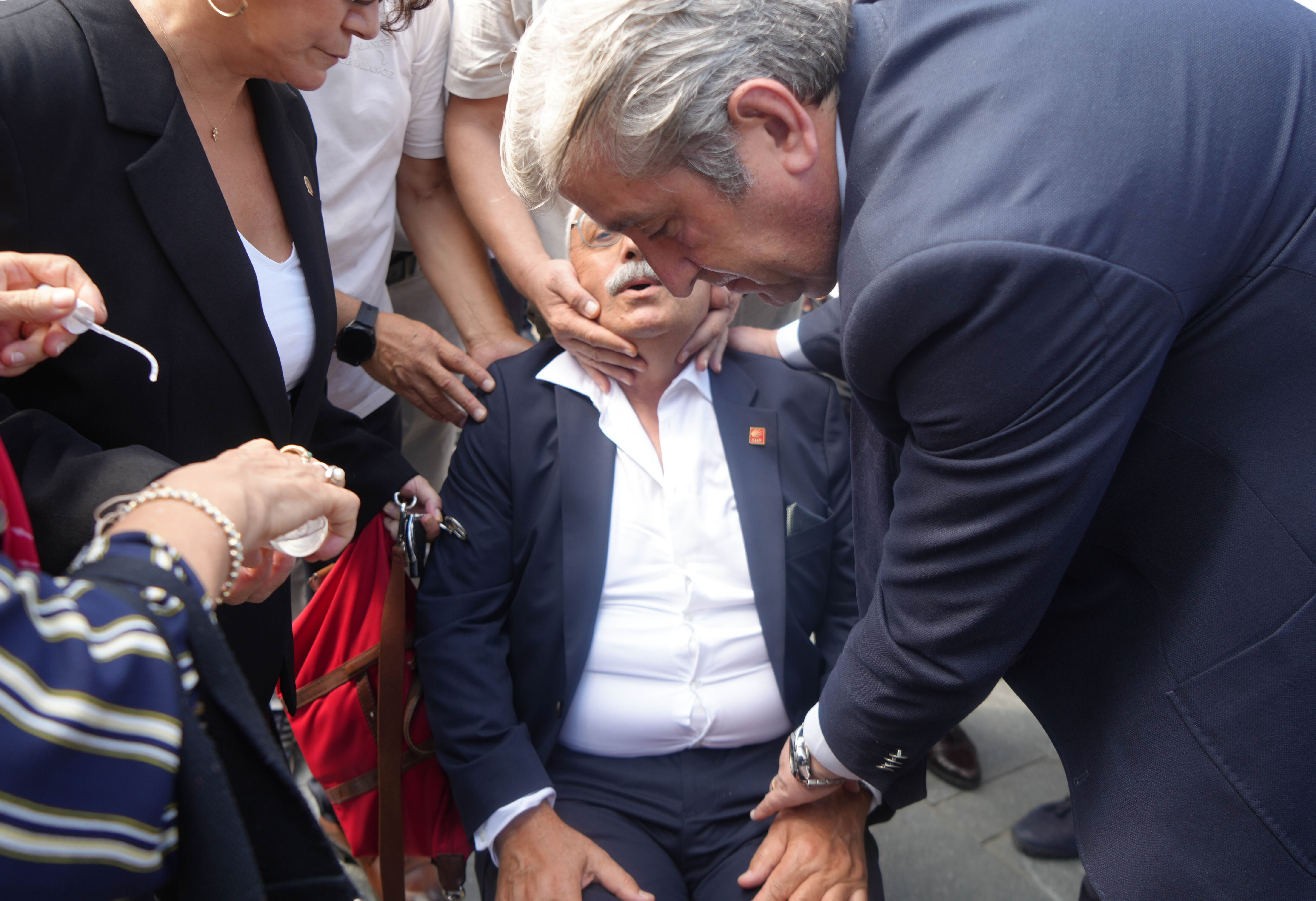 Kutlamada korku dolu anlar! CHP'li isim fenalık geçirdi - 1. Resim