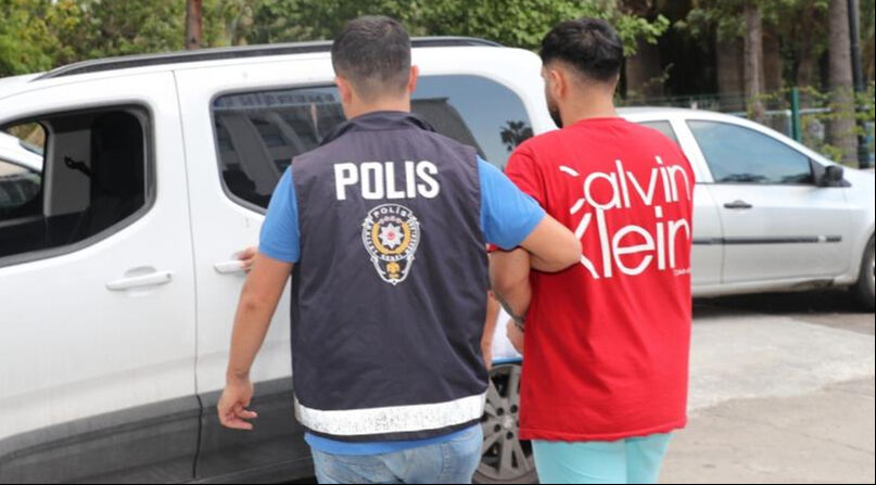 Mersin'de onlarca kişiyi sazan sarmalı ve şantajla dolandıran iki kişi tutuklandı - 2. Resim