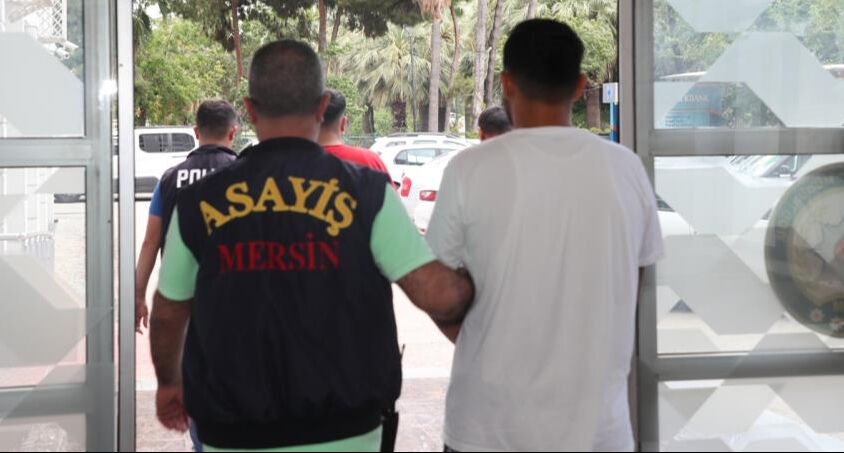 Mersin'de onlarca kişiyi sazan sarmalı ve şantajla dolandıran iki kişi tutuklandı - 1. Resim