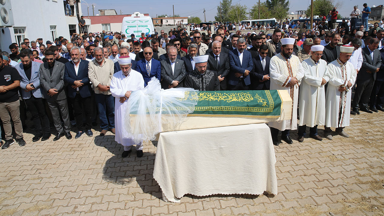Narin'in gelinlik hayalini gerçekleştirmek için Batman'dan geldi! Tabutun üstünde gören şoke oldu Narin'in gelinlik hayalini gerçekleştirmek için Batman'dan geldi! Tabutun üstünde gören şoke oldu - 2. Resim