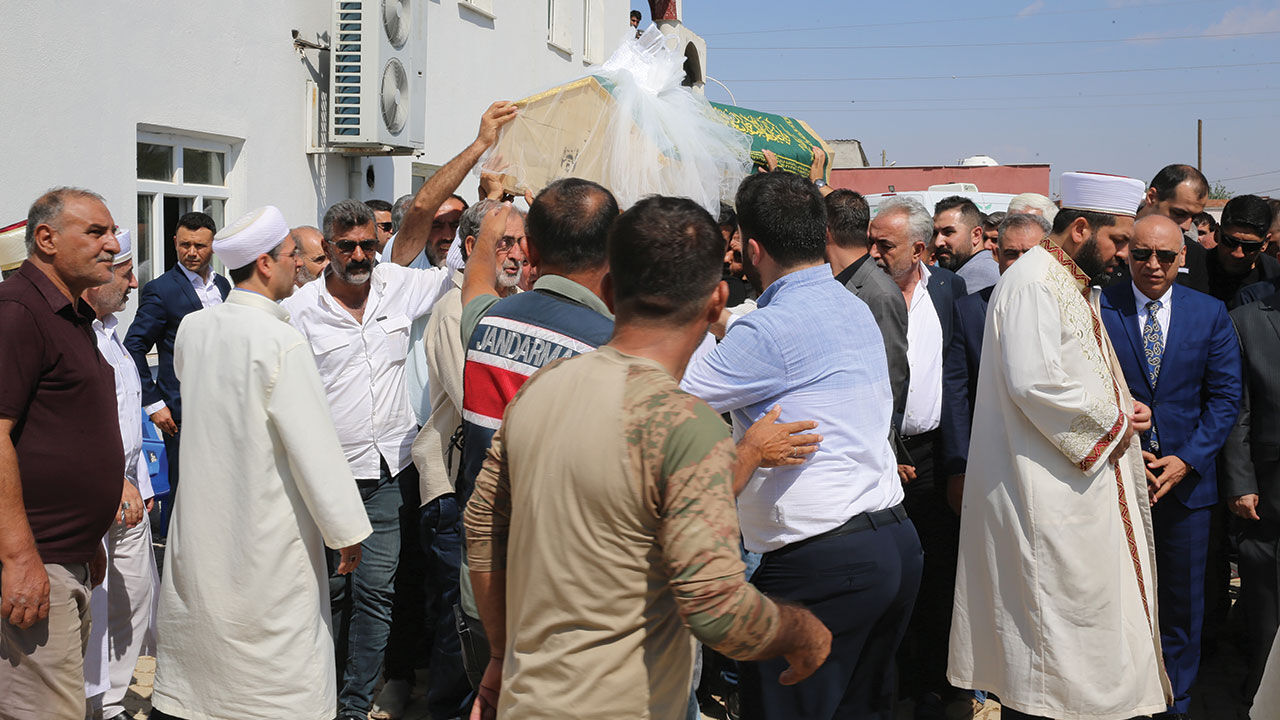 Narin'in gelinlik hayalini gerçekleştirmek için Batman'dan geldi! Tabutun üstünde gören şoke oldu Narin'in gelinlik hayalini gerçekleştirmek için Batman'dan geldi! Tabutun üstünde gören şoke oldu - 1. Resim