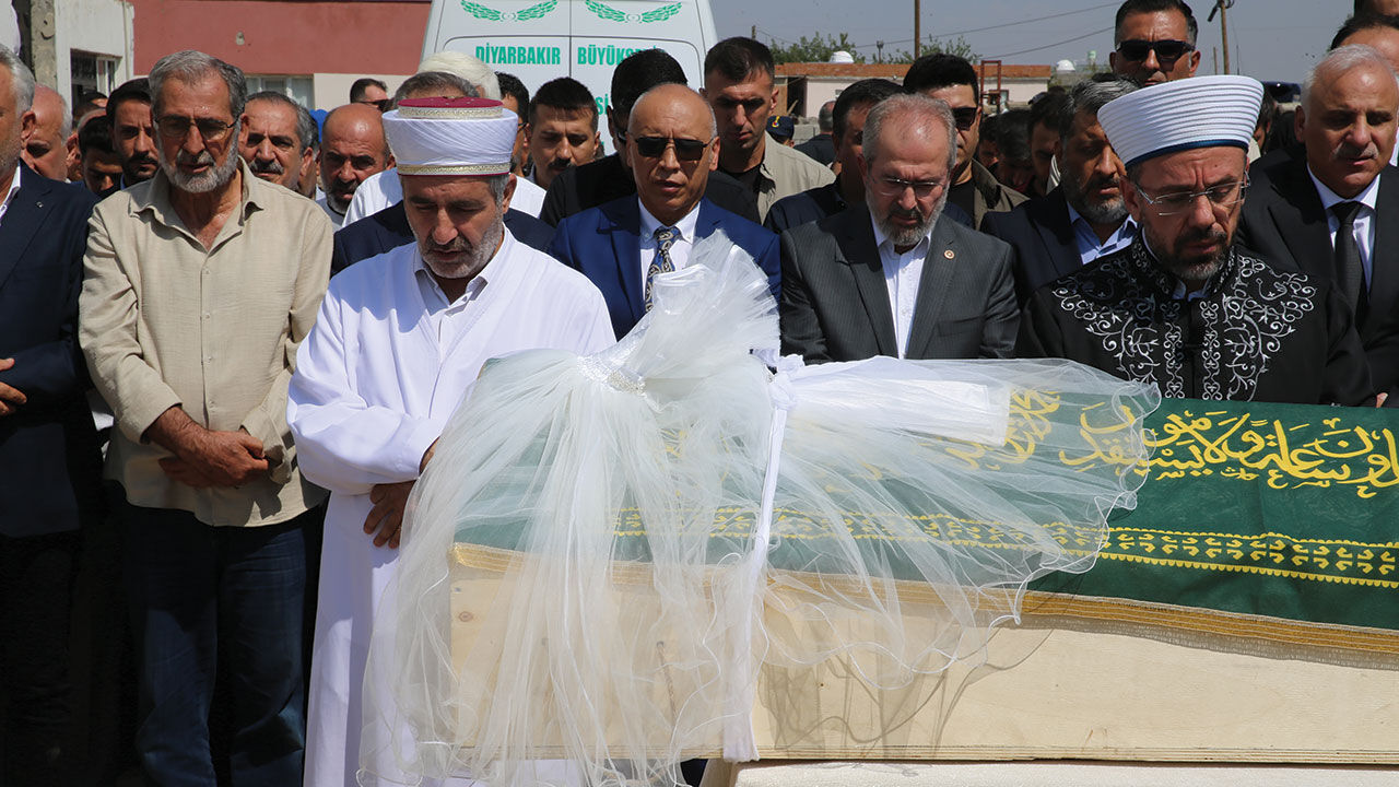 Narin'in gelinlik hayalini gerçekleştirmek için Batman'dan geldi! Tabutun üstünde gören şoke oldu Narin'in gelinlik hayalini gerçekleştirmek için Batman'dan geldi! Tabutun üstünde gören şoke oldu - 4. Resim