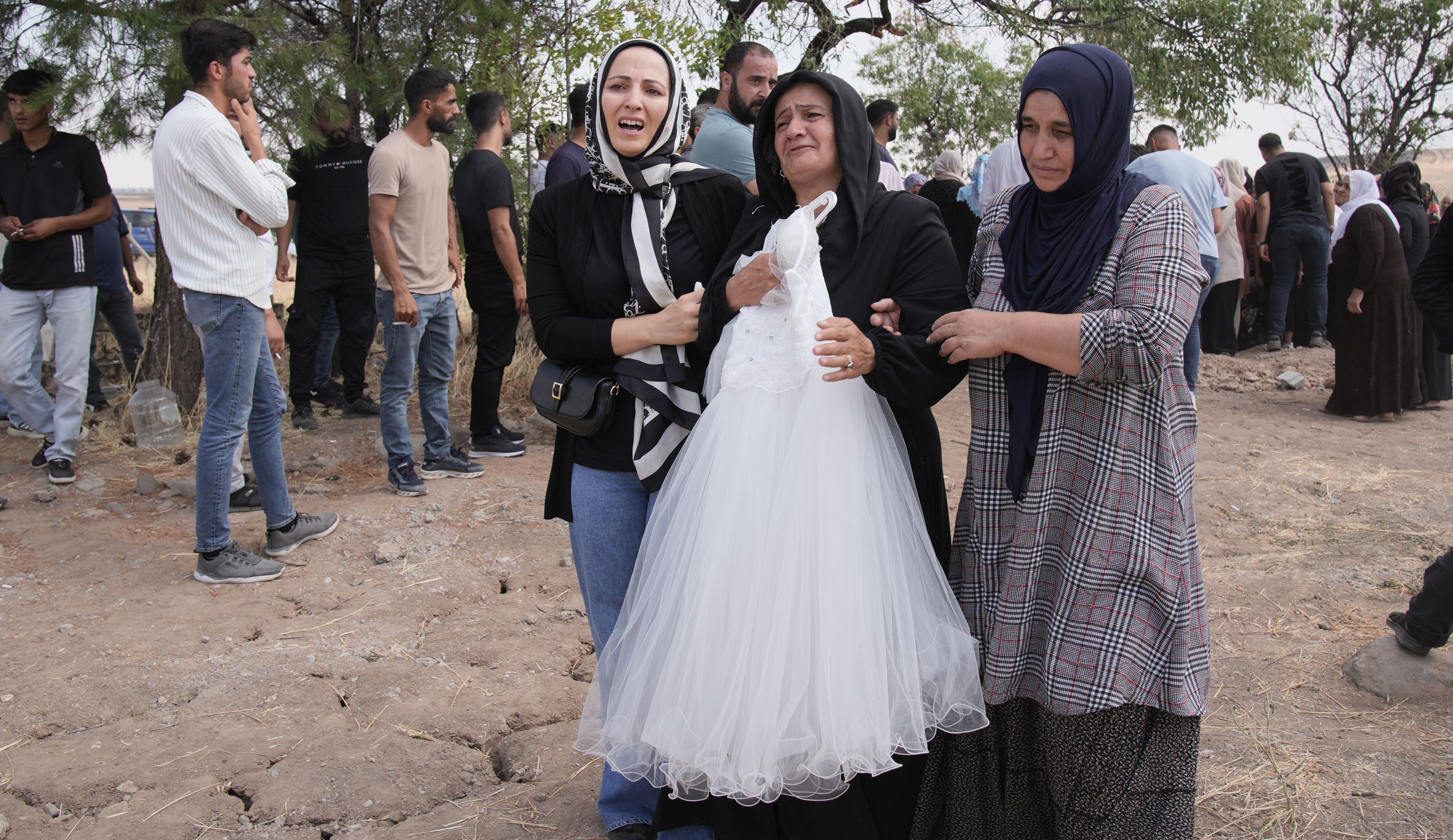 Narin'in gelinlik hayalini gerçekleştirmek için Batman'dan geldi! Tabutun üstünde gören şoke oldu Narin'in gelinlik hayalini gerçekleştirmek için Batman'dan geldi! Tabutun üstünde gören şoke oldu - 5. Resim
