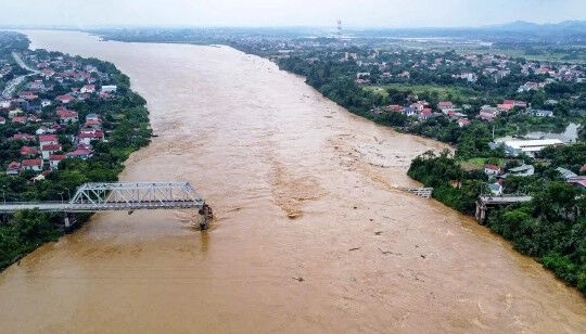 Sel felaketinde 59 kişi can verdi! Çöken köprüdeki insanlar aranıyor - 2. Resim