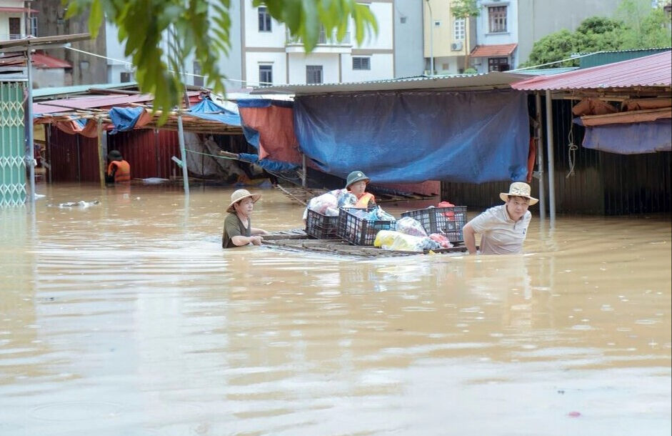 Sel felaketinde 59 kişi can verdi! Çöken köprüdeki insanlar aranıyor - 1. Resim