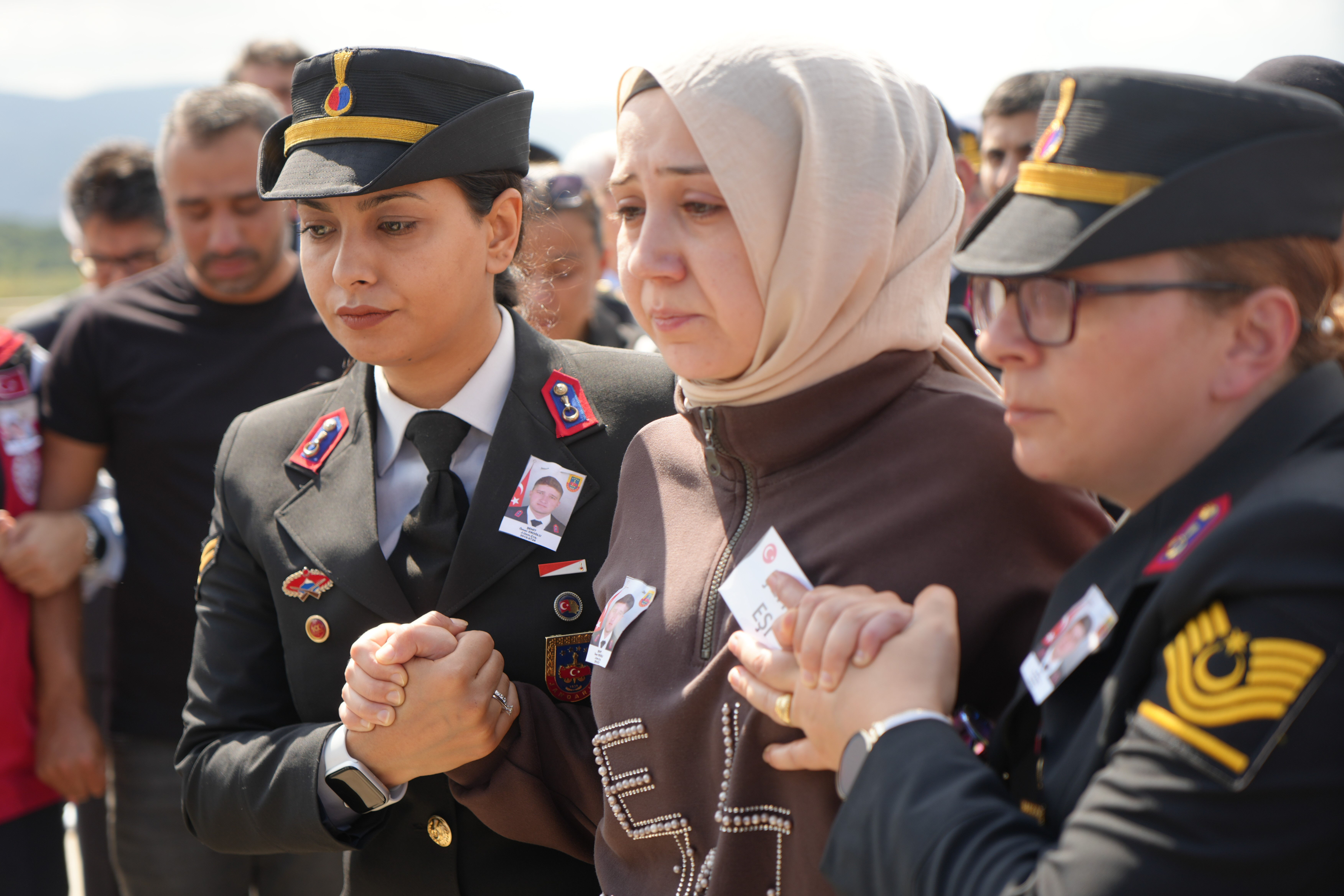 Türkiye Mehmetçiklerine veda ediyor... Tunceli'de şehit olan 4 asker son yolculuğuna uğurlandı Türkiye Mehmetçiklerine veda ediyor... Tunceli'de şehit olan 4 asker son yolculuğuna uğurlandı - 6. Resim