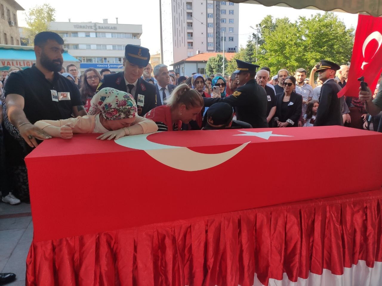 Türkiye Mehmetçiklerine veda ediyor... Tunceli'de şehit olan 4 asker son yolculuğuna uğurlandı Türkiye Mehmetçiklerine veda ediyor... Tunceli'de şehit olan 4 asker son yolculuğuna uğurlandı - 4. Resim