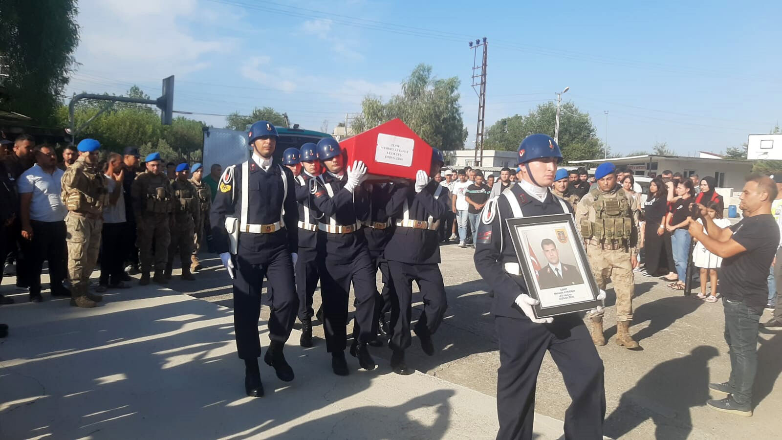 Türkiye Mehmetçiklerine veda ediyor... Tunceli'de şehit olan 4 asker son yolculuğuna uğurlandı Türkiye Mehmetçiklerine veda ediyor... Tunceli'de şehit olan 4 asker son yolculuğuna uğurlandı - 5. Resim