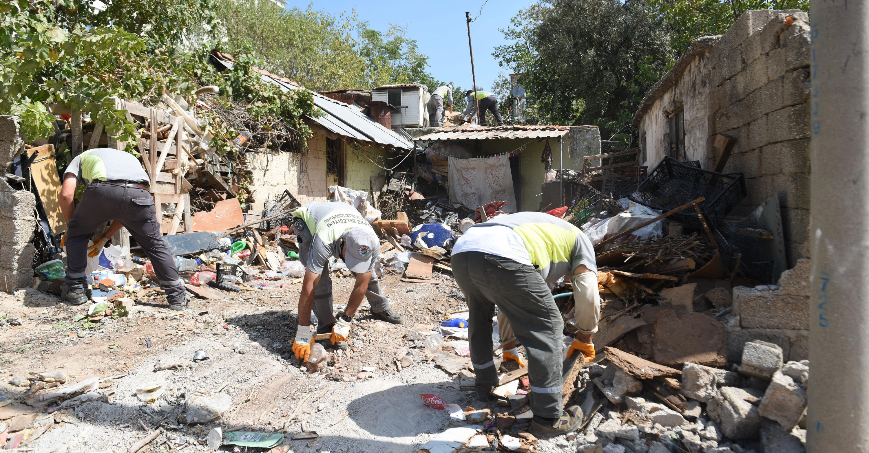3 kamyon, 1 kepçe ve 1 sepetli vinç çalıştı! Gecekondudan çıkanlara kimse inanamadı - 1. Resim