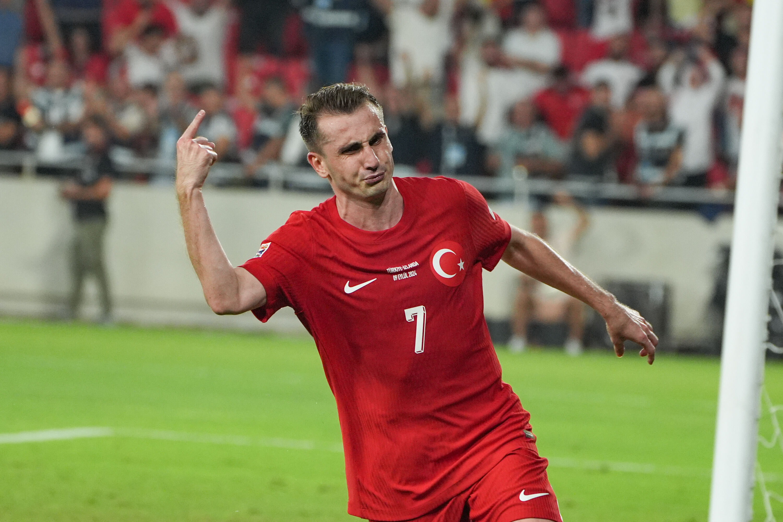 A Milli Takımımızın İzlanda'yı devirdiği maça Kerem Aktürkoğlu damga vurdu! Spor yazarları neler dedi? | Türkiye Gazetesi