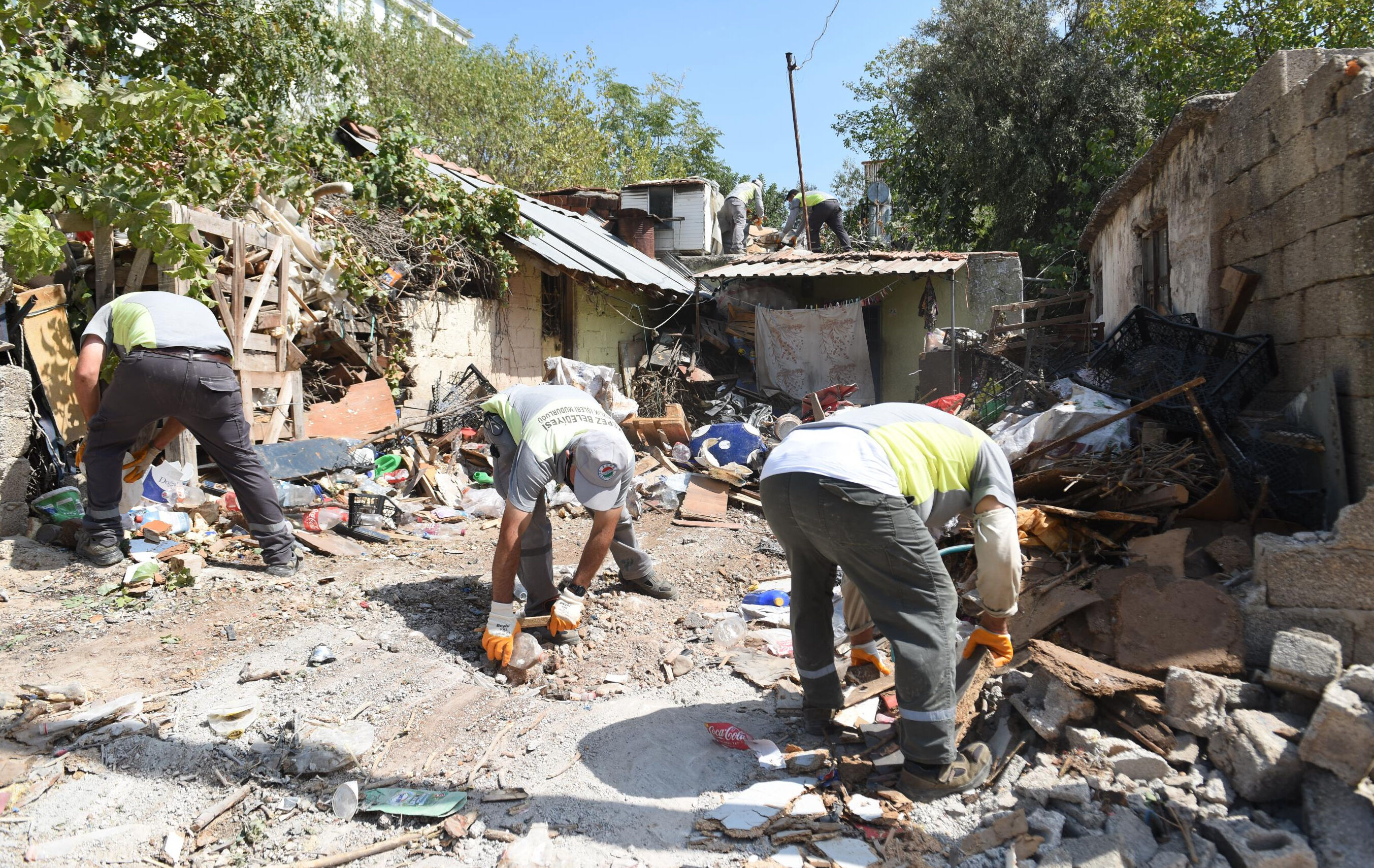 Antalya'da bir gecekondudan 14 kamyon çöp çıkarıldı Antalya'da bir gecekondudan 14 kamyon çöp çıkarıldı - 1. Resim