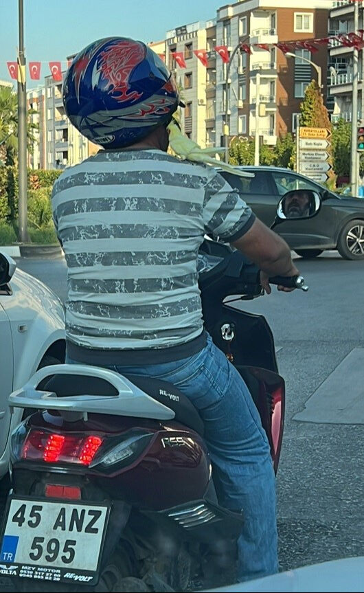 Gören hayret etti! Manisa'da motosiklet yolculuğunu papağanıyla yaptı - 1. Resim