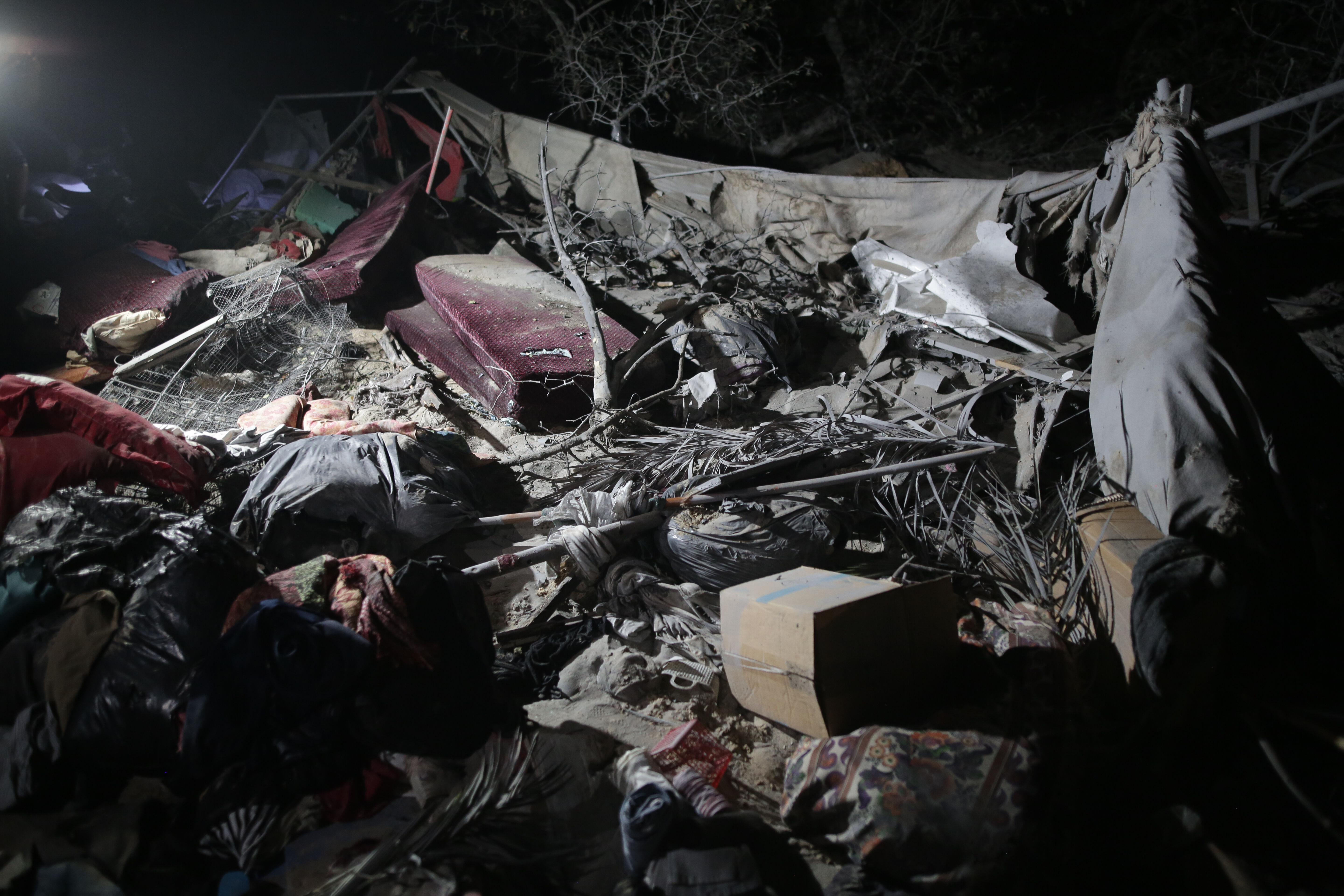 İsrail yine sivillere bomba yağdırdı! Çukurlara gömülüp yok olan aileler var İsrail yine sivillere bomba yağdırdı! Çukurlara gömülüp yok olan aileler var - 2. Resim