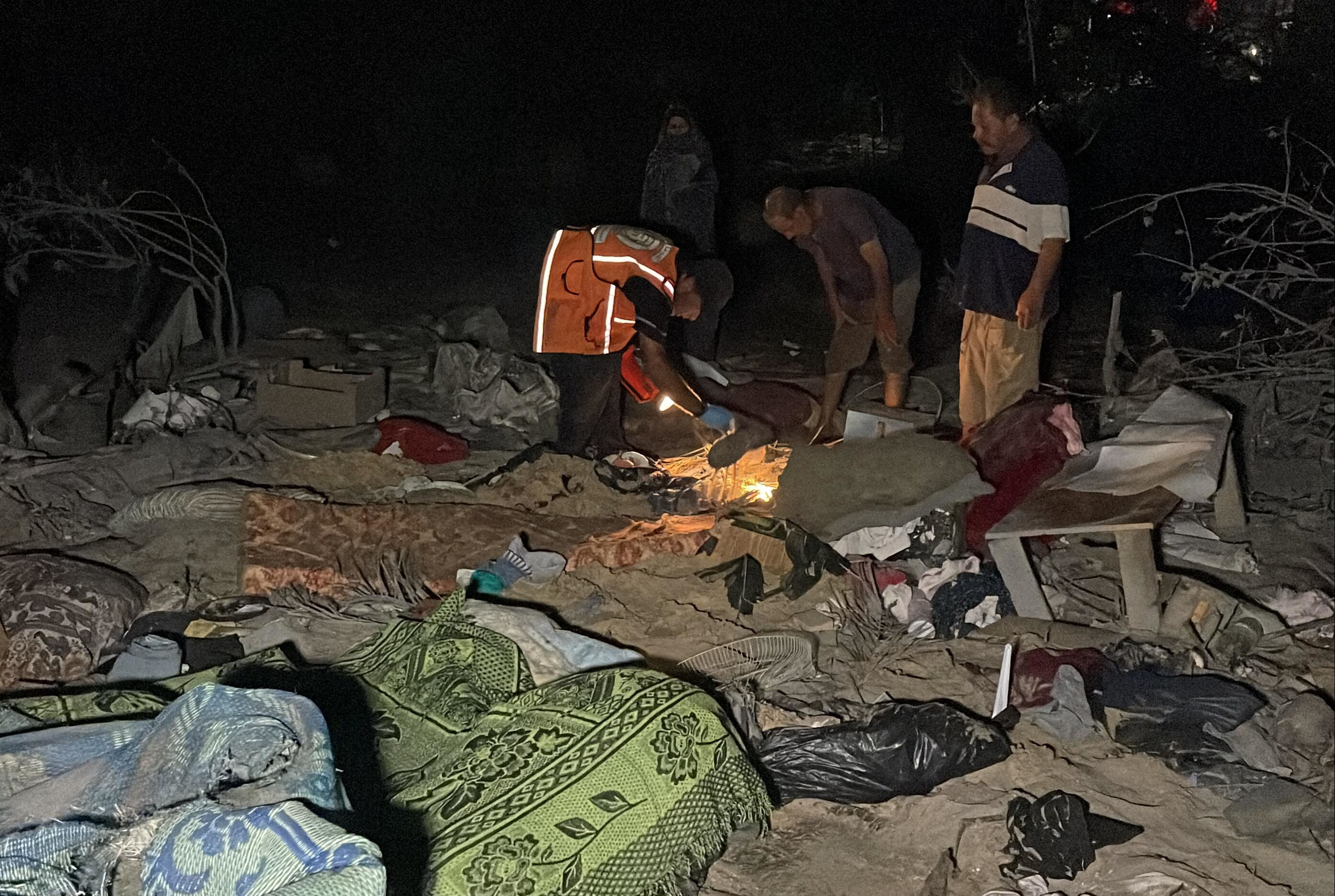 İsrail yine sivillere bomba yağdırdı! Çukurlara gömülüp yok olan aileler var İsrail yine sivillere bomba yağdırdı! Çukurlara gömülüp yok olan aileler var - 3. Resim