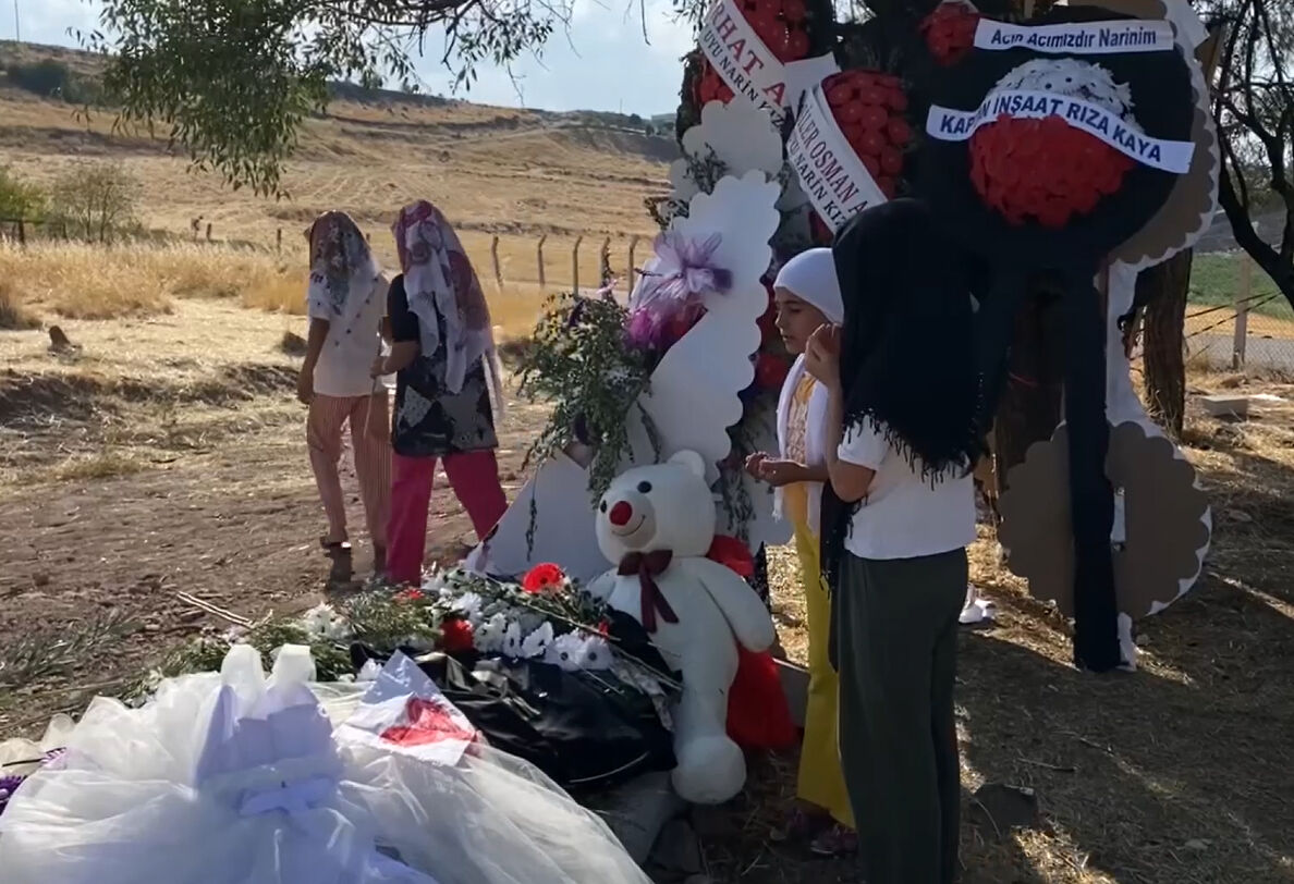 Narin'in arkadaşları mezarını ziyaret ederek dua etti! Çocukları görenler duygulandı - 2. Resim