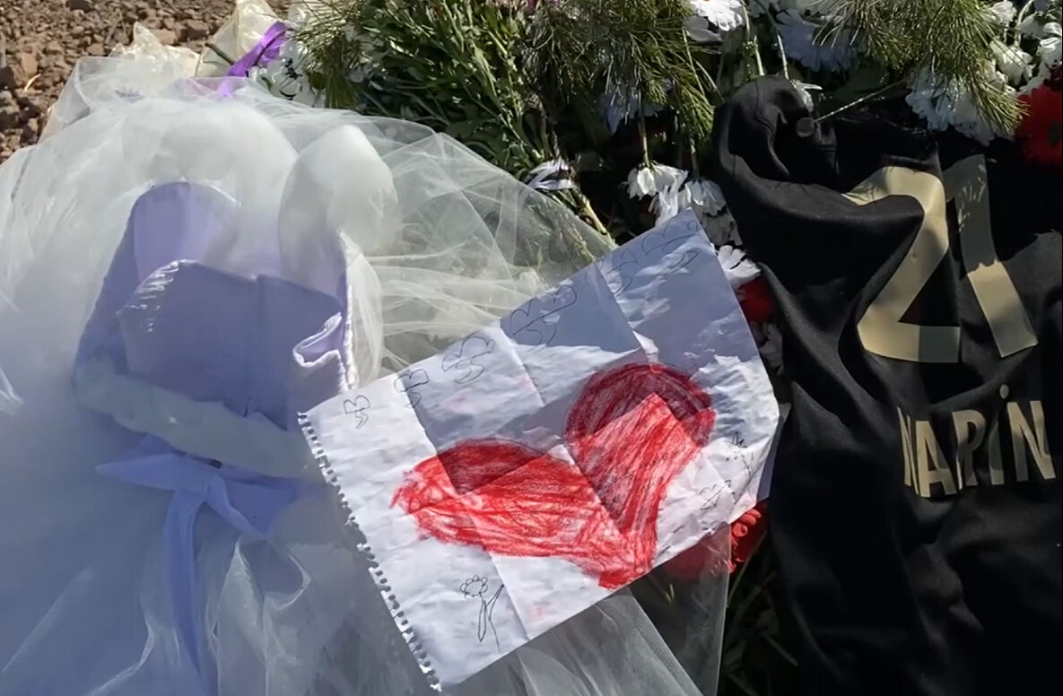 Narin'in arkadaşları mezarını ziyaret ederek dua etti! Çocukları görenler duygulandı - 4. Resim