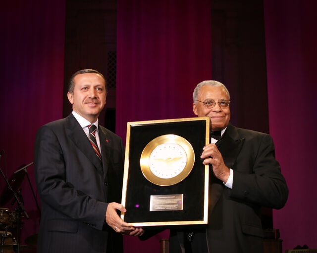 Oyuncu James Earl Jones hayatını kaybetti! Cumhurbaşkanı'na ödül takdim etmişti Oyuncu James Earl Jones hayatını kaybetti! Cumhurbaşkanı'na 'Altın Plaka Ödülü'nü takdim etmişti - 2. Resim