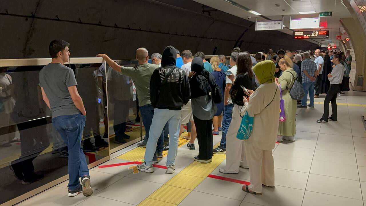 Samandıra-Üsküdar seferini yapan metro yine arızalandı: Vatandaşlar isyan etti - 1. Resim