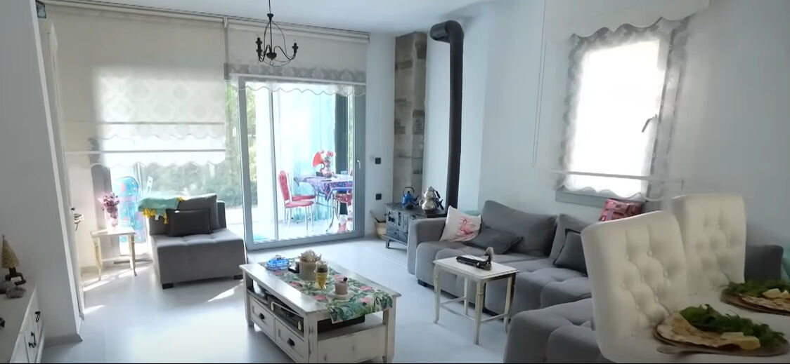 Yeliz Yeşilmen evinin kapılarını açtı! Salondaki soba dikkat çekti - 2. Resim