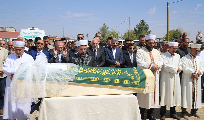 Yeni anne Ezgi Mola, Narin’in cenazesindeki duvak detayına isyan etti: Berbat buluyorum Yeni anne Ezgi Mola, Narin’in cenazesindeki duvak detayına isyan etti: Berbat buluyorum - 2. Resim