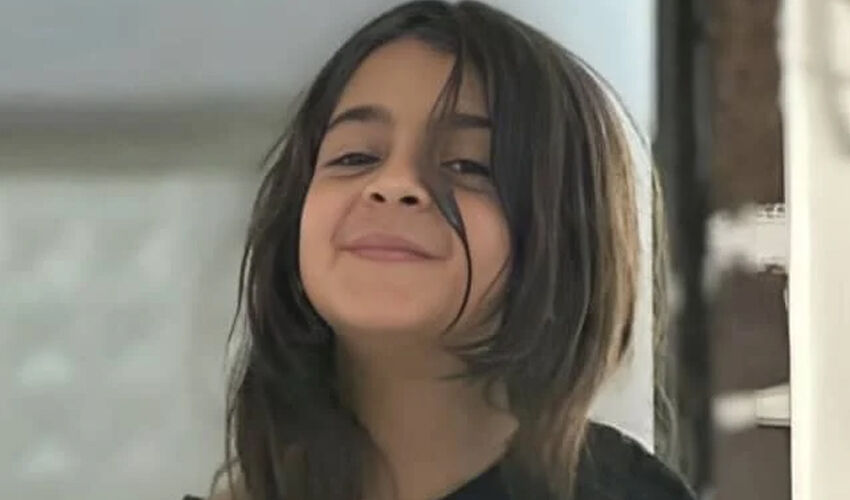 Yeni anne Ezgi Mola, Narin’in cenazesindeki duvak detayına isyan etti: Berbat buluyorum Yeni anne Ezgi Mola, Narin’in cenazesindeki duvak detayına isyan etti: Berbat buluyorum - 1. Resim