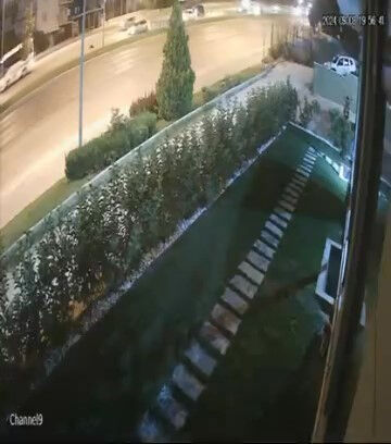 Yolun karşısına geçmek isterken can verdi! Kaza görüntüleri yürekleri sızlattı Yolun karşısına geçmek isterken can verdi! Kaza görüntüleri yürekleri sızlattı - 2. Resim