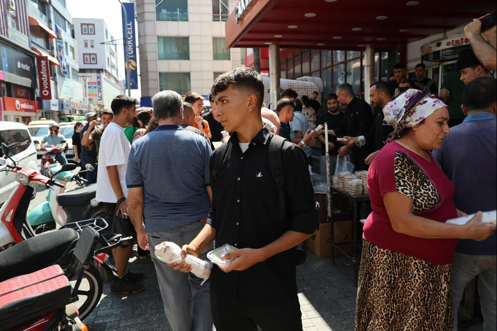 Adana esnafı Narin i&ccedil;in helva ve d&ouml;ner dağıttı: B&uuml;t&uuml;n &ouml;ld&uuml;r&uuml;len &ccedil;ocuklar i&ccedil;in buradayız - 4. Resim