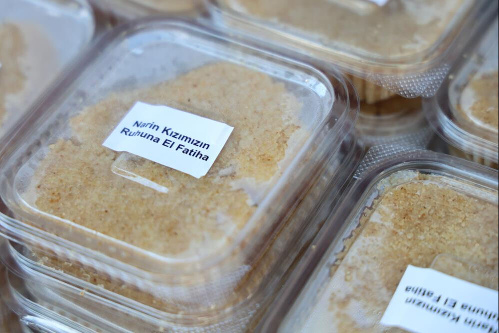 Adana esnafı Narin i&ccedil;in helva ve d&ouml;ner dağıttı: B&uuml;t&uuml;n &ouml;ld&uuml;r&uuml;len &ccedil;ocuklar i&ccedil;in buradayız - 1. Resim