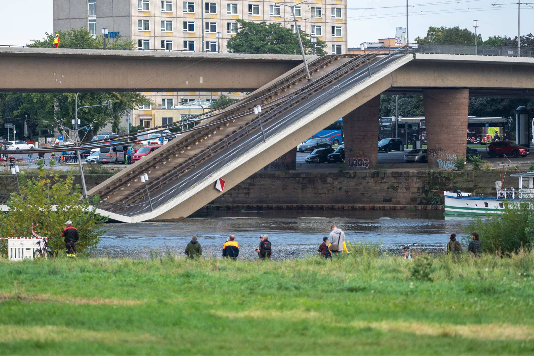 Almanya Dresden'de köprü çöktü! Faciadan dönüldü, son tren 10 dakika önce geçti... Almanya Dresden'de köprü çöktü! Faciadan dönüldü, son tren 10 dakika önce geçti... - 1. Resim