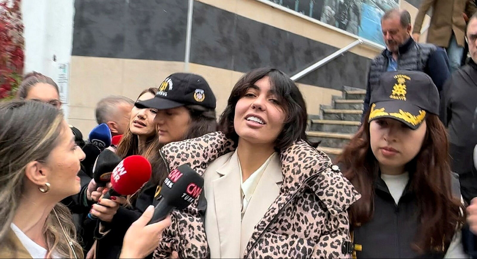 Bahar-Nihal Candan kardeşler davasında ara karar! Duyduğuna inanamadı: "Asayım mı ben kendimi ne yapayım?” Bahar-Nihal Candan kardeşler davasında ara karar! Duyduğuna inanamadı: "Asayım mı ben kendimi ne yapayım?” - 5. Resim