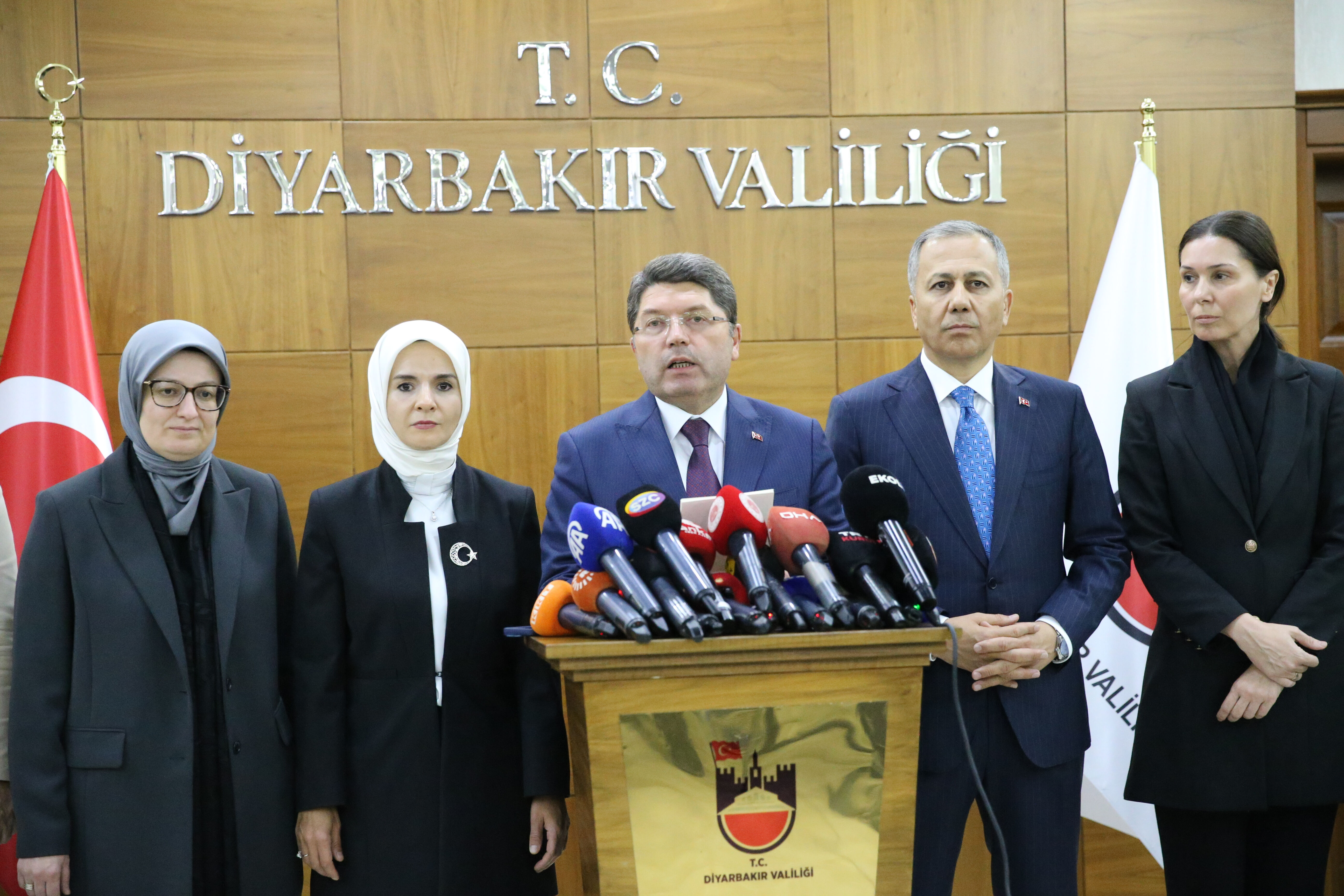 Bakanlar Diyarbakır'da Narin Güran'ın kabrini ziyaret etti! Şüpheliler yarın savcılığa sevk edilecek - 3. Resim