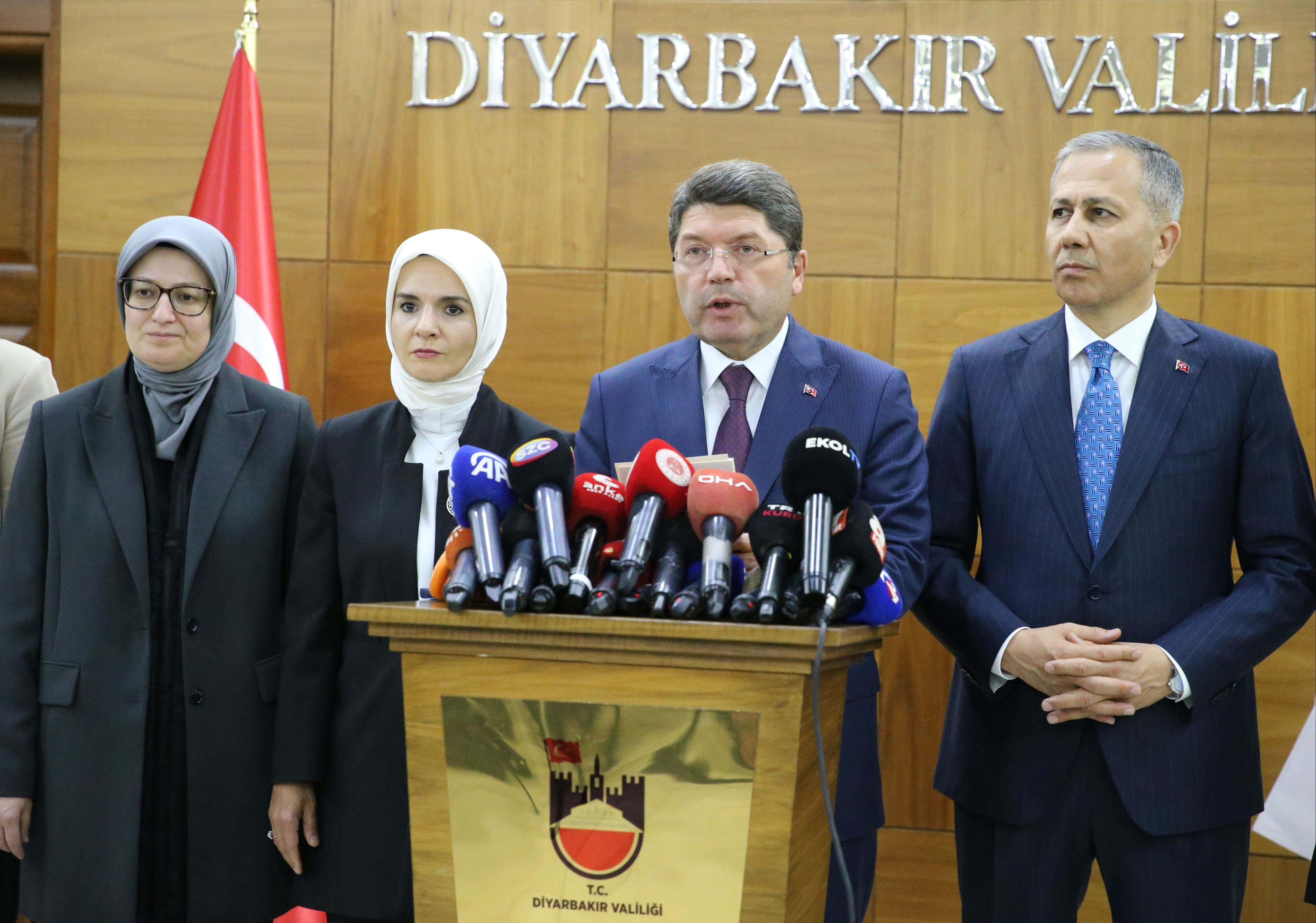 Bakanlar Diyarbakır'da Narin Güran'ın kabrini ziyaret etti! Şüpheliler yarın savcılığa sevk edilecek - 4. Resim