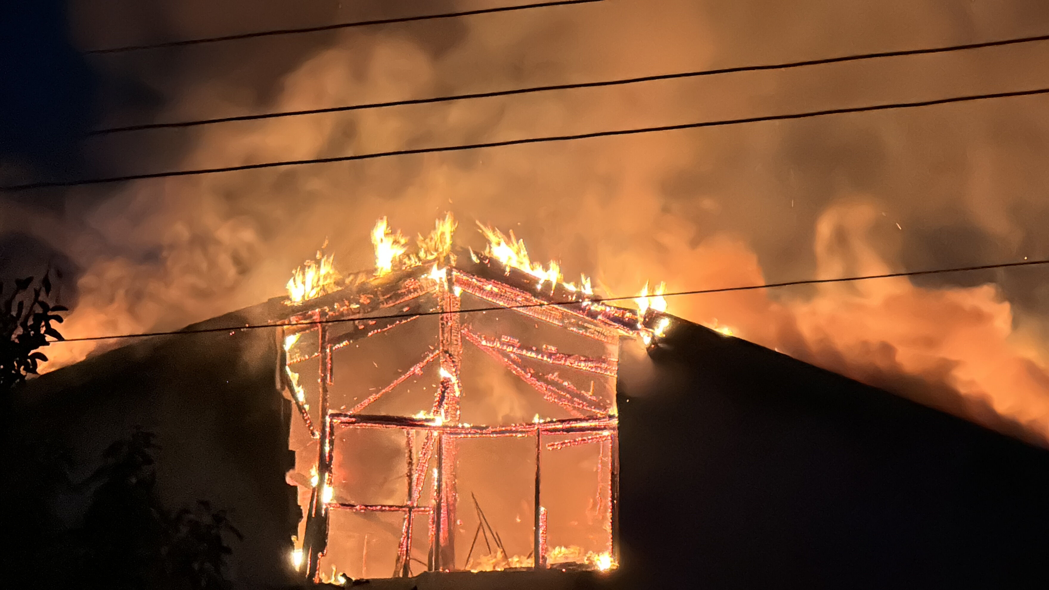Bolu’da eve yıldırım düştü! İtfaiye ekipleri ile mahalleli arasında arbede çıktı - 1. Resim