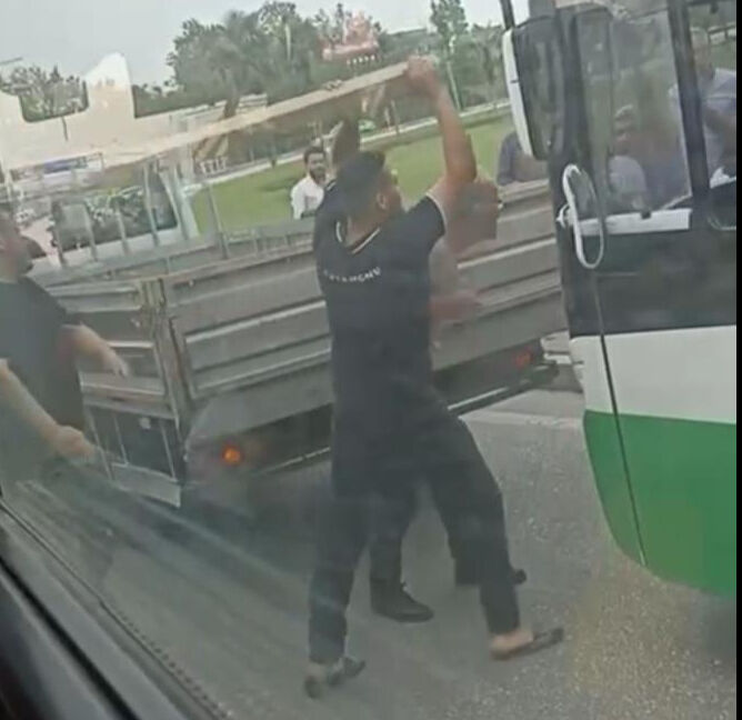 Bursa'da yol verme meselesi kalaslı kavgaya döndü Bursa'da yol verme meselesi kalaslı kavgaya döndü - 2. Resim