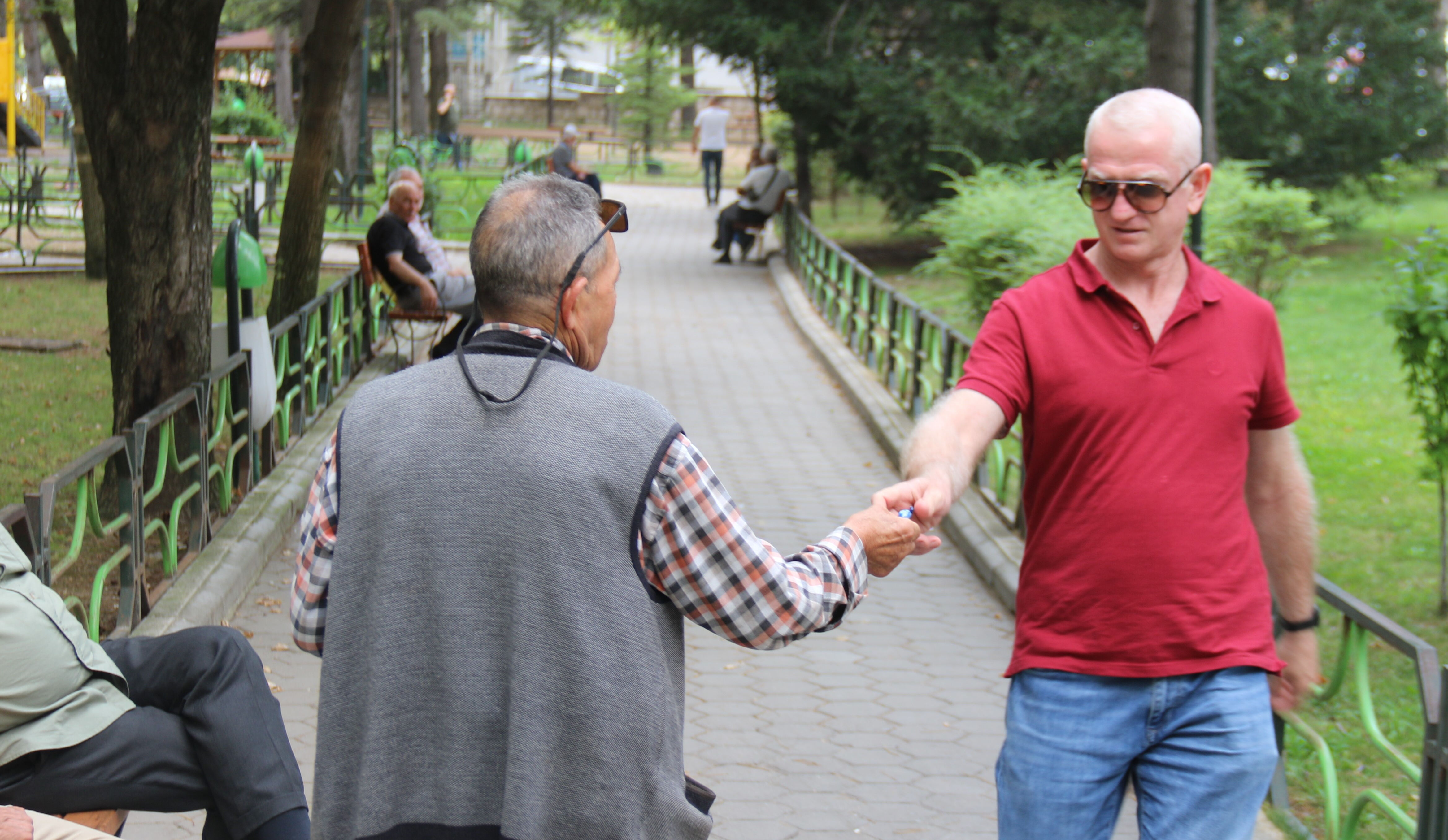 Eskişehir'de 41 senelik sigara bağımlısı 24 yıldır her gün 1 paket parasıyla şeker dağıtıyor Eskişehir'de 41 senelik sigara bağımlısı 24 yıldır her gün 1 paket parasıyla şeker dağıtıyor - 2. Resim