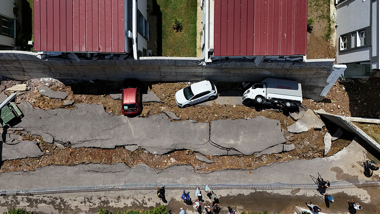 İzmir ve Manisa'da sağanak yağmur faciaya neden! Yollar çöktü, otomobiller denize sürüklendi İzmir ve Manisa'da sağanak yağmur faciaya neden! Yollar çöktü, otomobiller denize sürüklendi - 2. Resim