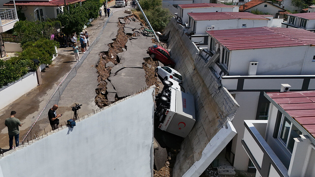 İzmir ve Manisa'da sağanak yağmur faciaya neden! Yollar çöktü, otomobiller denize sürüklendi İzmir ve Manisa'da sağanak yağmur faciaya neden! Yollar çöktü, otomobiller denize sürüklendi - 1. Resim