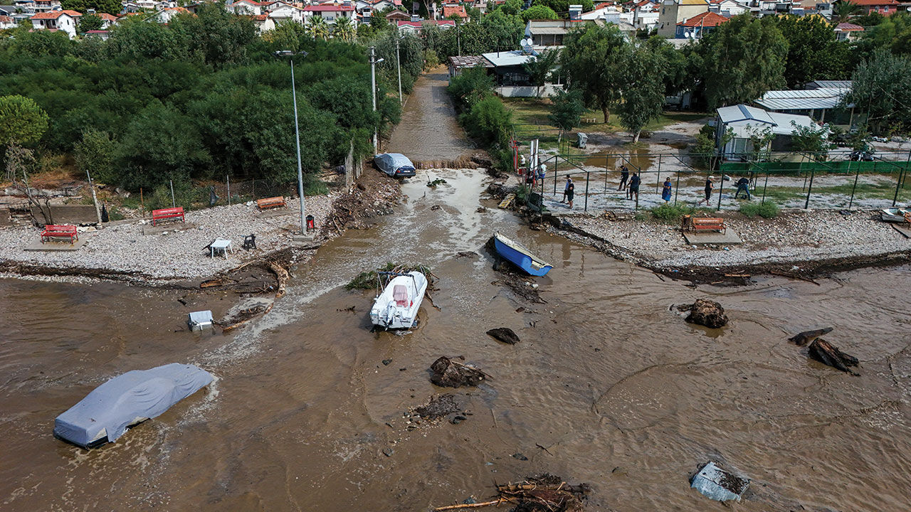 İzmir ve Manisa'da sağanak yağmur faciaya neden! Yollar çöktü, otomobiller denize sürüklendi İzmir'deki sağanak yağmur faciaya neden! Menderes'te yol çöktü, otomobiller denize sürüklendi - 3. Resim