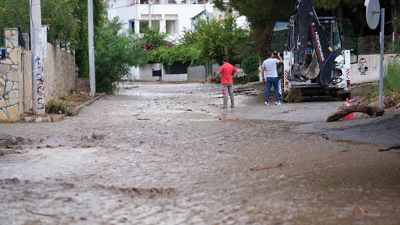 İzmir ve Manisa'da sağanak yağmur faciaya neden! Yollar çöktü, otomobiller denize sürüklendi İzmir'deki sağanak yağmur faciaya neden! Menderes'te yol çöktü, otomobiller denize sürüklendi - 2. Resim