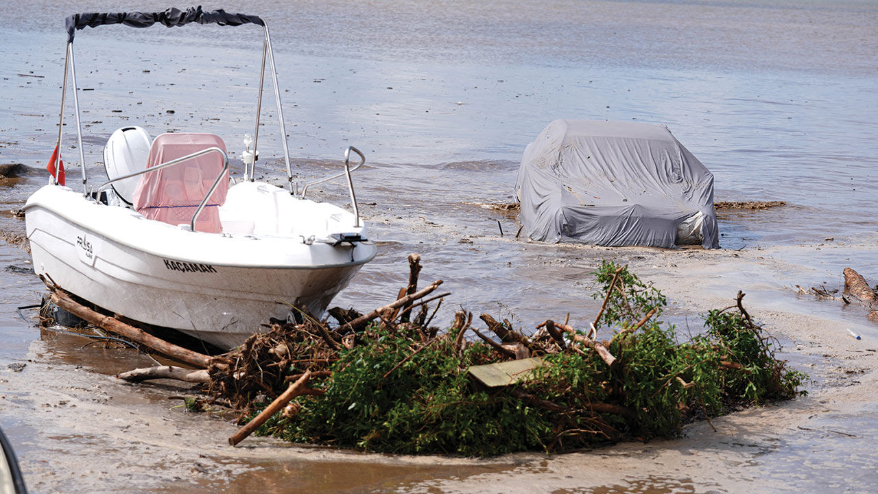 İzmir ve Manisa'da sağanak yağmur faciaya neden! Yollar çöktü, otomobiller denize sürüklendi İzmir'deki sağanak yağmur faciaya neden! Menderes'te yol çöktü, otomobiller denize sürüklendi - 4. Resim