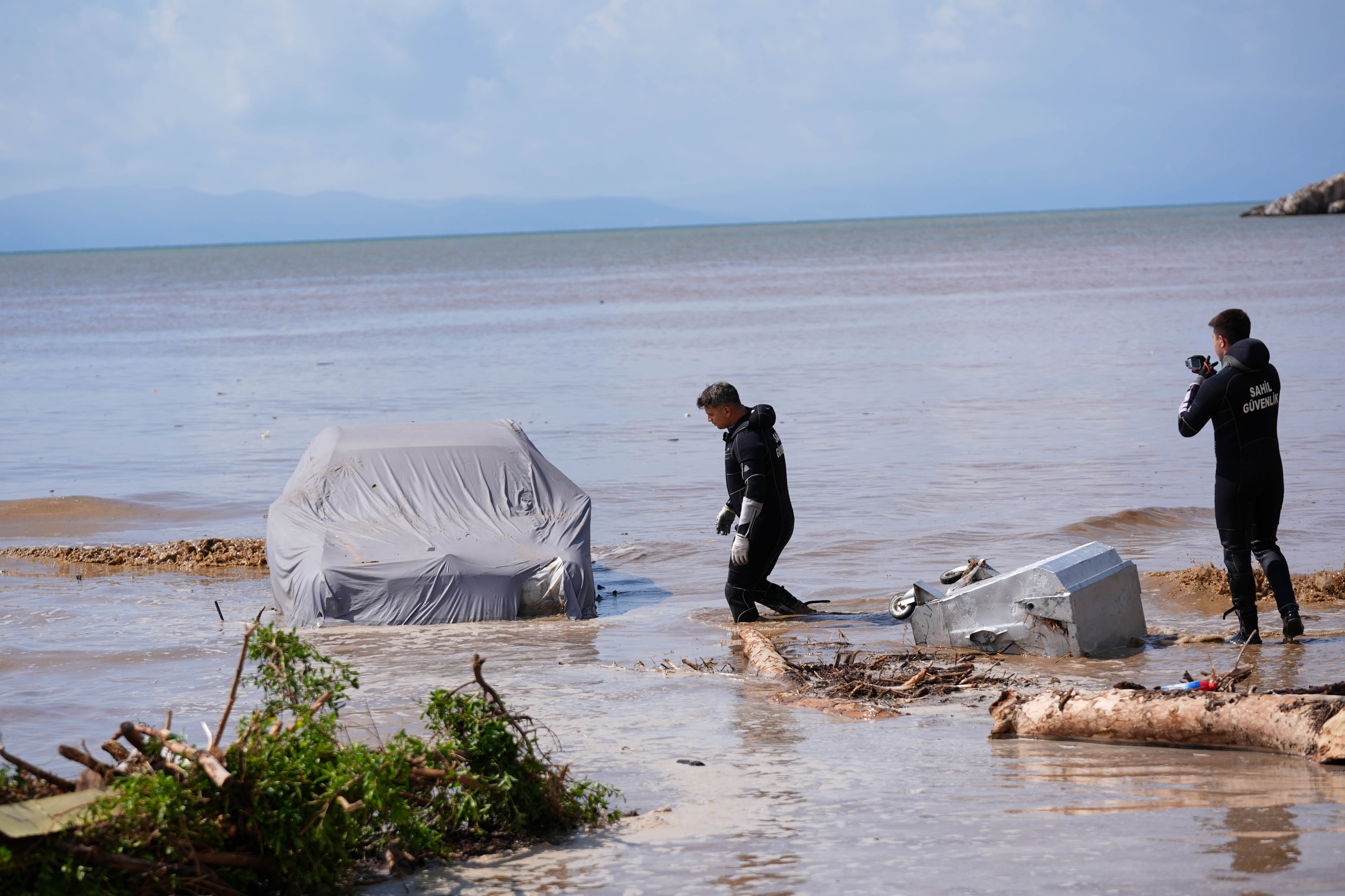 İzmir ve Manisa'da sağanak yağmur faciaya neden! Yollar çöktü, otomobiller denize sürüklendi İzmir'deki sağanak yağmur faciaya neden! Menderes'te yol çöktü, otomobiller denize sürüklendi - 2. Resim
