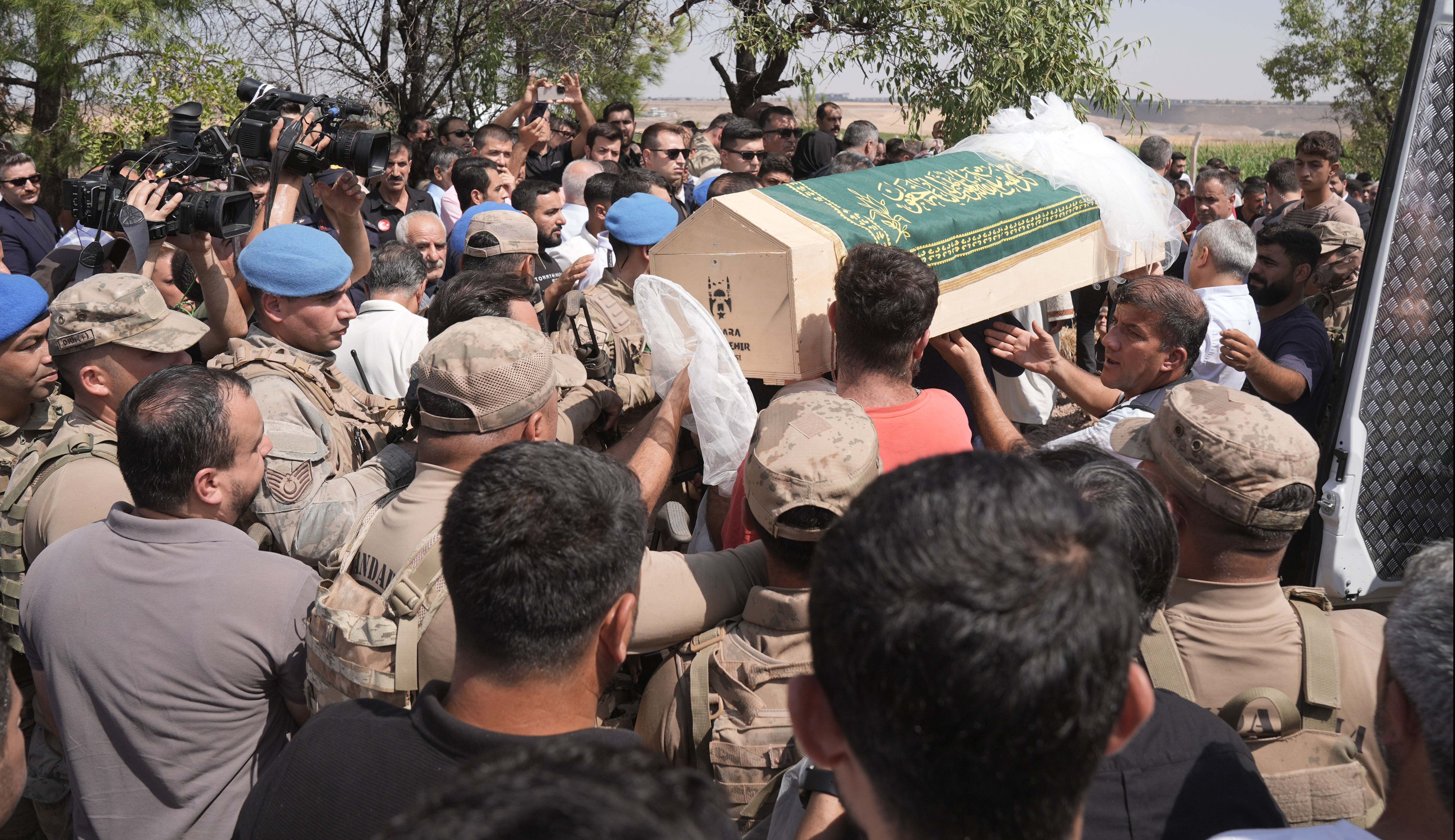 Narin Güran'ın ağabeyinden dikkat çeken TikTok paylaşımı! Ailesi için yazdıkları dikkat çekti - 1. Resim