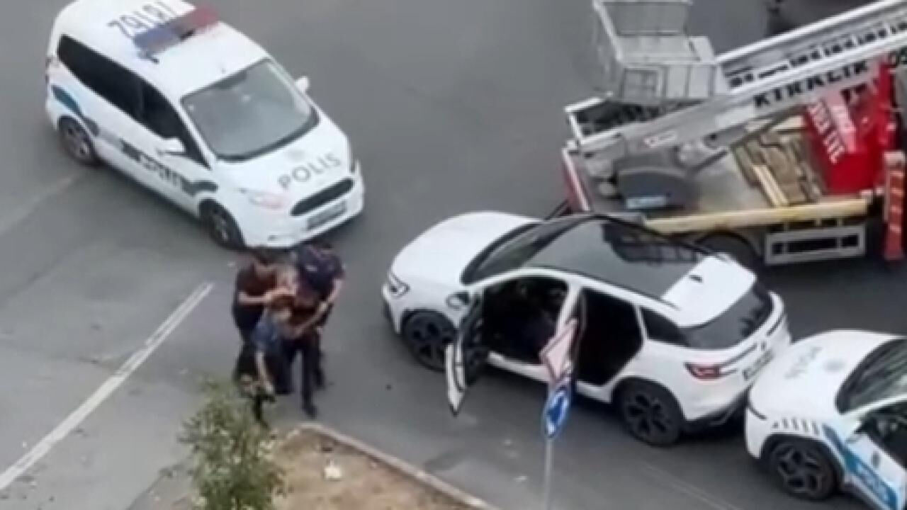 Polis aracına çarpıp kaçan şüpheliler İstanbul'da yakalandı - 1. Resim