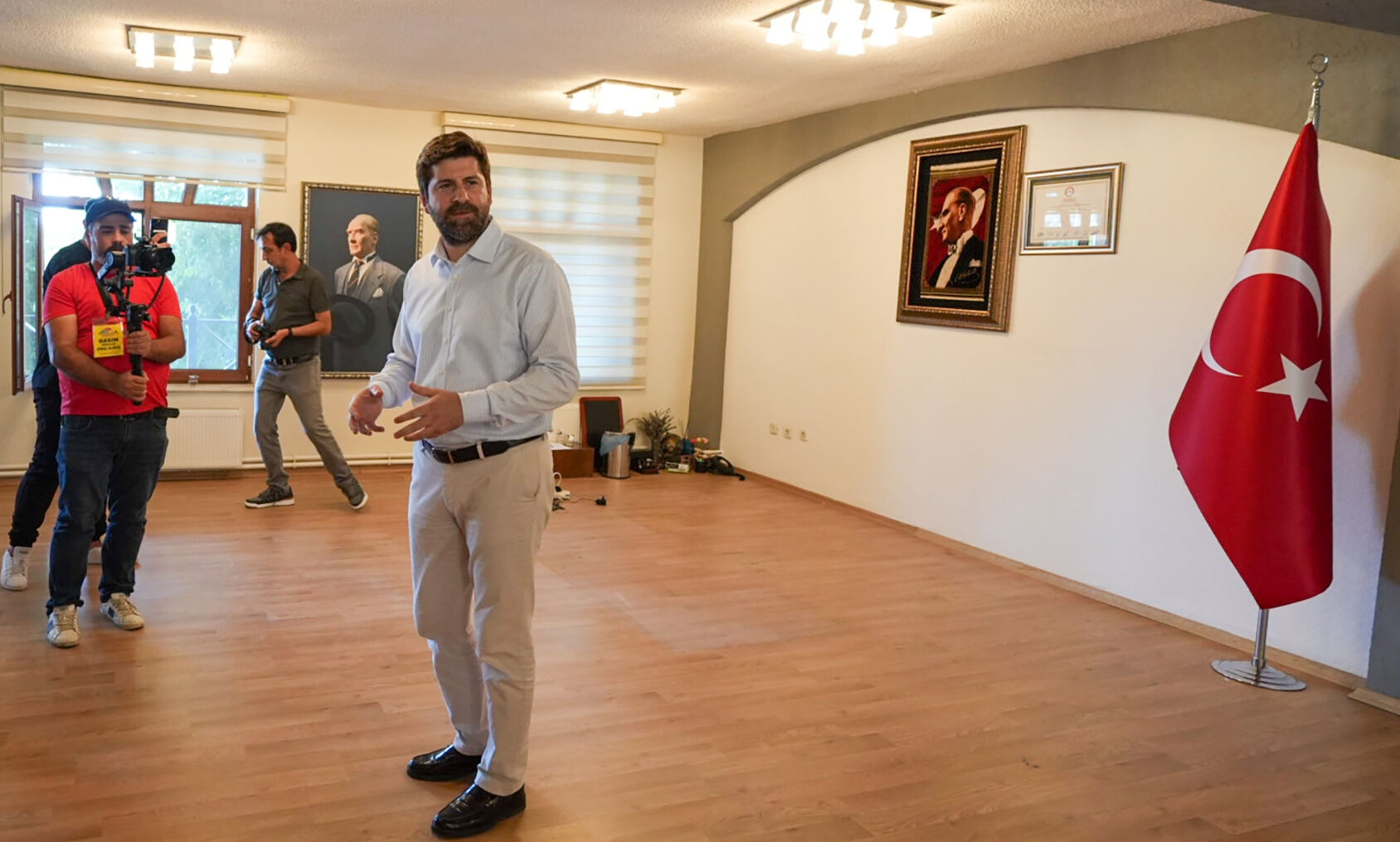 Tarsus Belediye Başkanı Ali Boltaç'ın makam odasındaki eşyalar haczedildi Tarsus Belediye Başkanı Ali Boltaç'ın makam odasındaki eşyalar haczedildi - 2. Resim