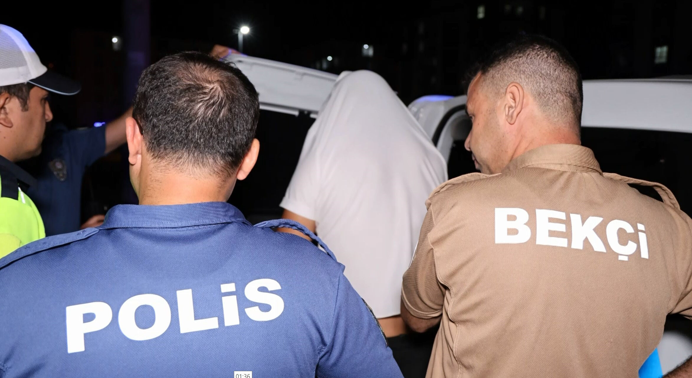 "Terörist miyim" diyen alkollü sürücü tişörtüne kapandı! Hareketleri dikkat çekti - 1. Resim