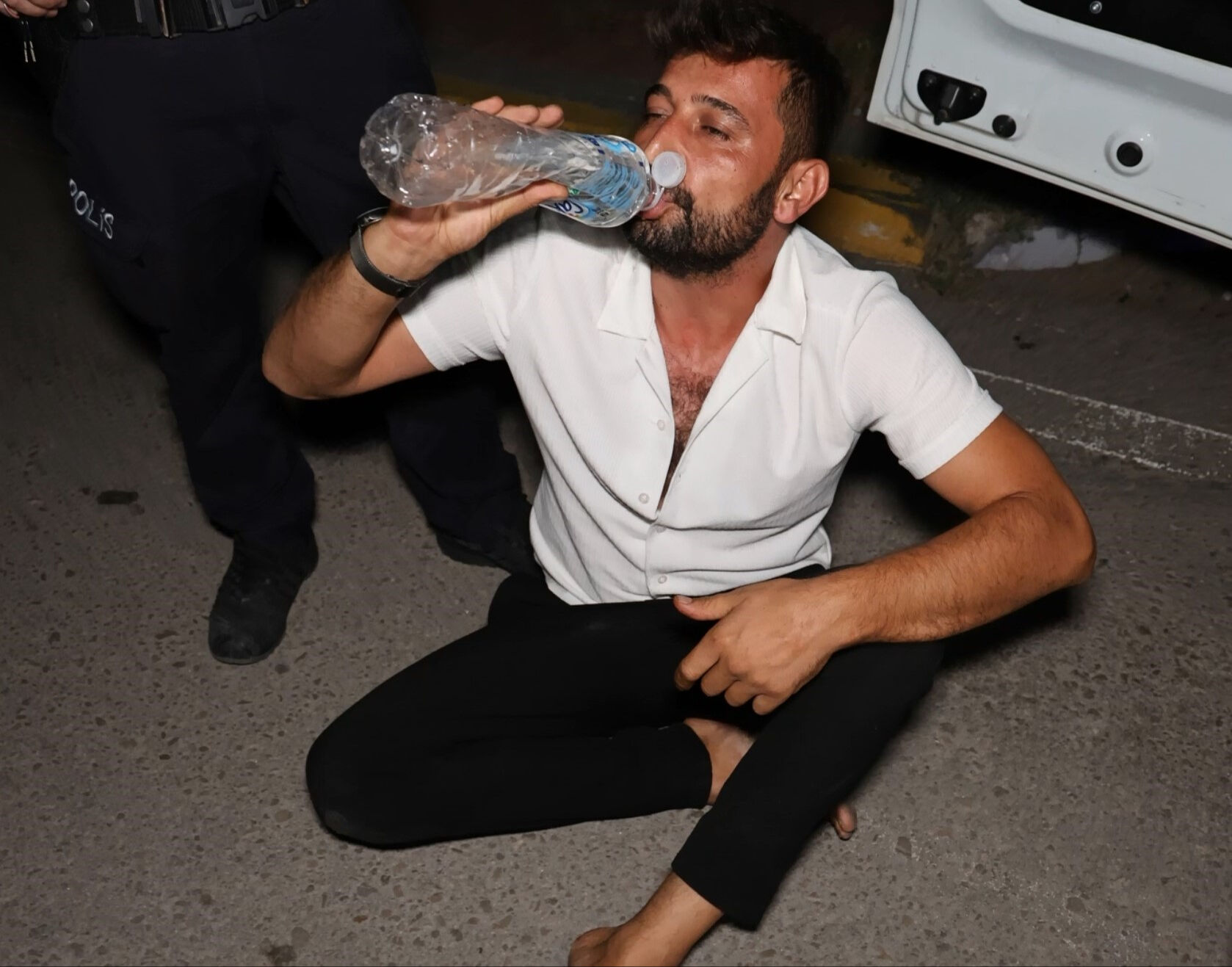 "Terörist miyim" diyen alkollü sürücü tişörtüne kapandı! Hareketleri dikkat çekti - 2. Resim