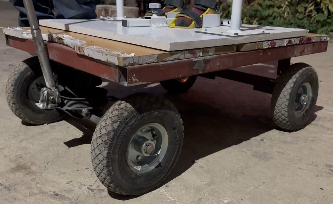 Babam sağolsun! Engelli oğlunu kendi yaptığı arabayla gezdiriyor Babası sayesinde ayakta gezebiliyor! Engelli oğlunu kendi yaptığı arabayla gezdiriyor - 3. Resim