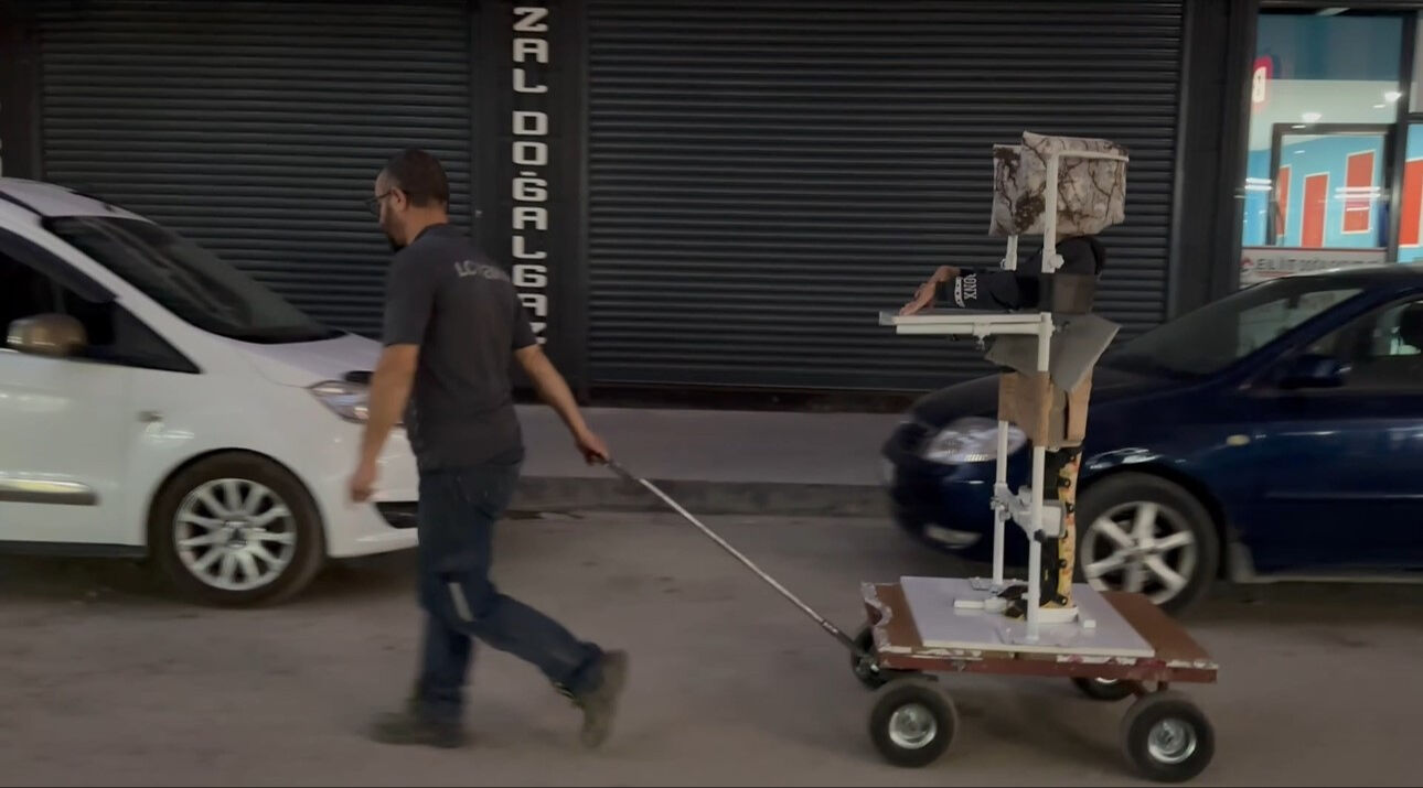 Babam sağolsun! Engelli oğlunu kendi yaptığı arabayla gezdiriyor Babası sayesinde ayakta gezebiliyor! Engelli oğlunu kendi yaptığı arabayla gezdiriyor - 2. Resim